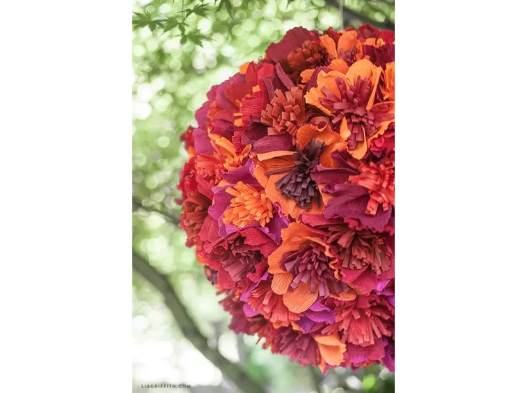 Composizione fiori di carta crespa