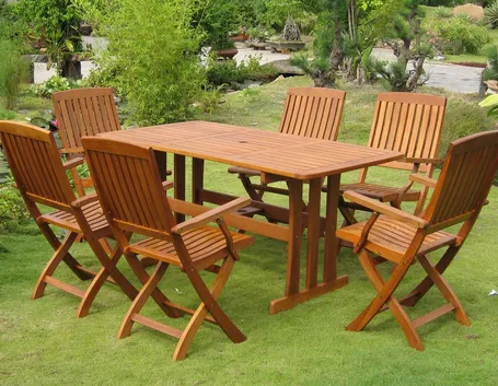 Set tavolo e sedie in legno