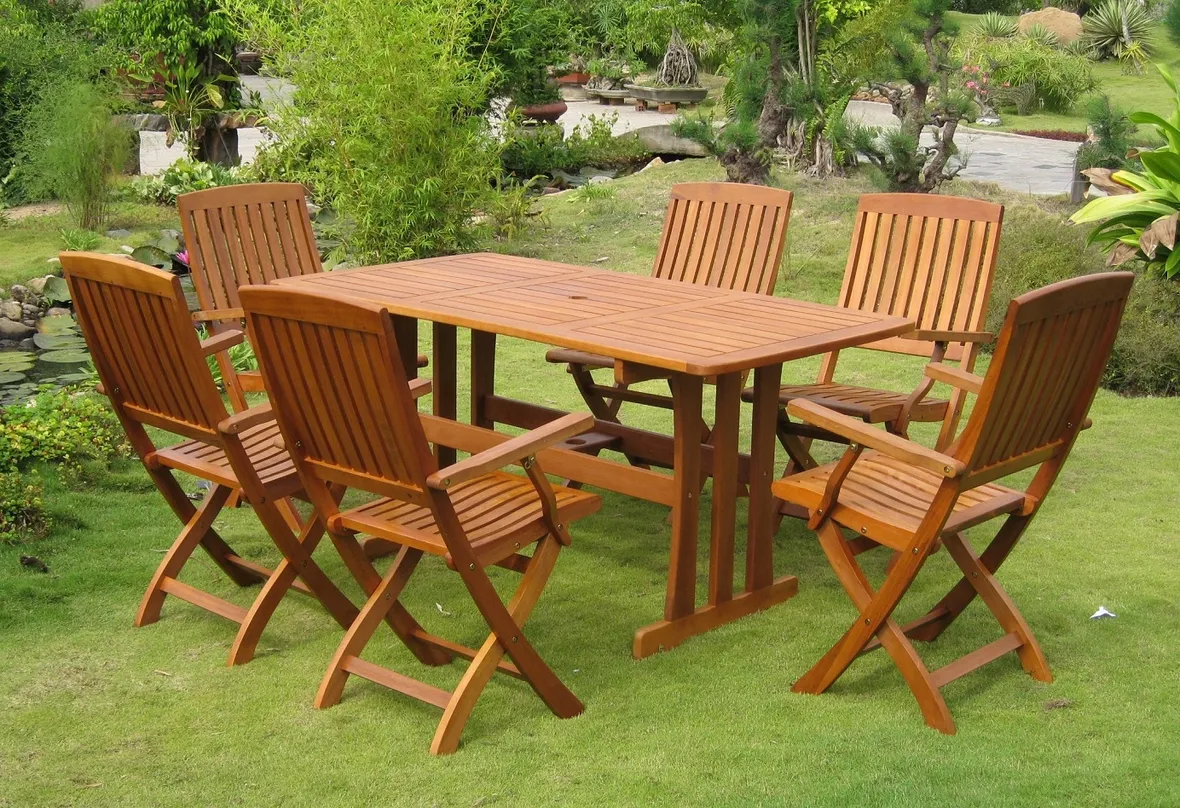 Set tavolo e sedie in legno