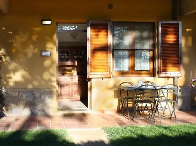 Un portico arredato 