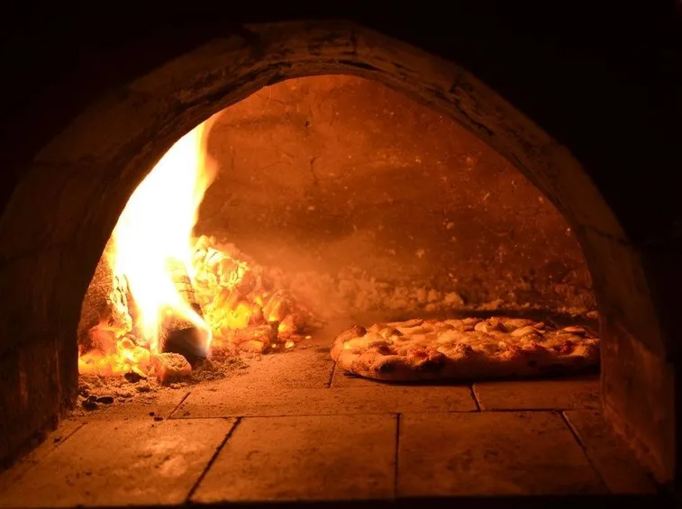 Forno a legna per pizza.