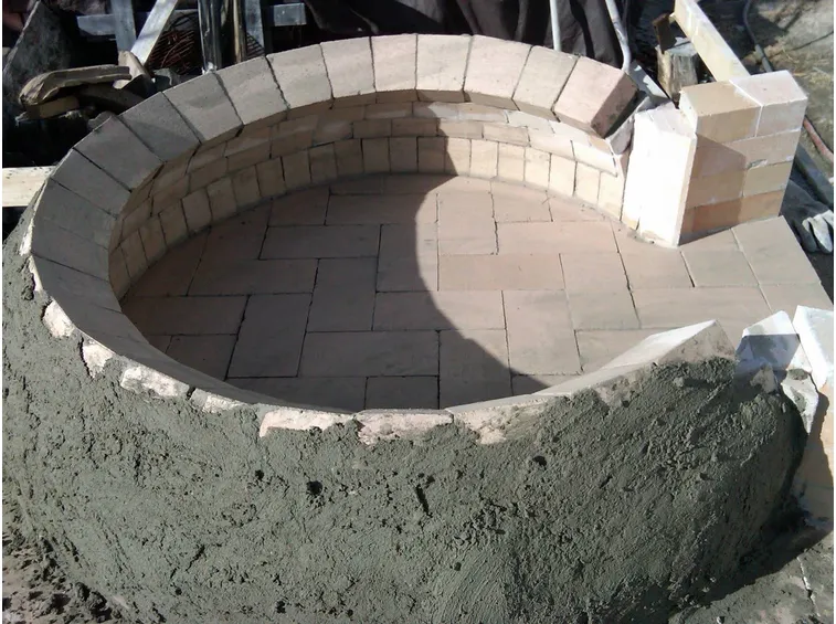 Costruzione di un forno a legna.