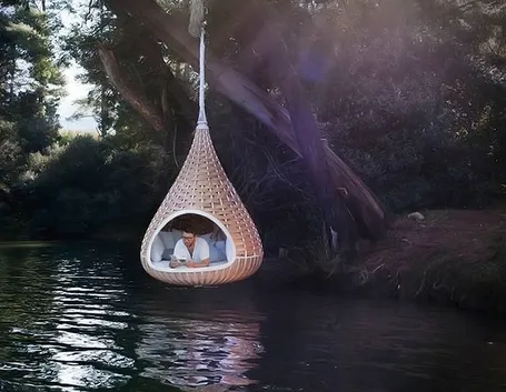 Cuscini in un nido di rattan