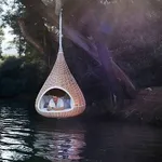 Cuscini in un nido di rattan