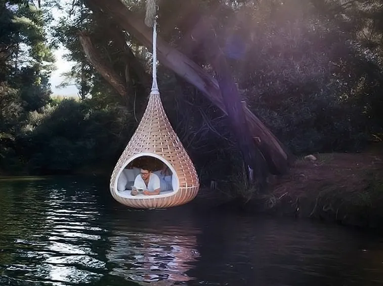 Cuscini in un nido di rattan