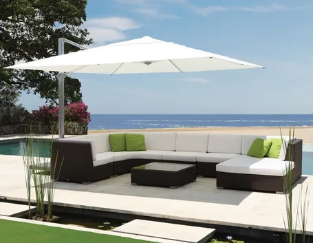 divano in rattan con ombrellone a bordo piscina