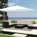 divano in rattan con ombrellone a bordo piscina