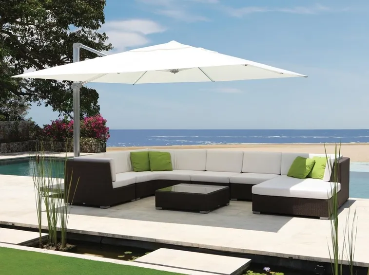 divano in rattan con ombrellone a bordo piscina