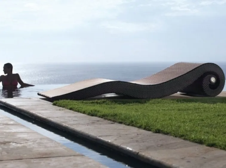 chaise longue a bordo piscina