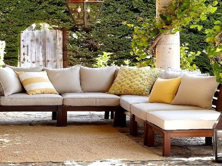 divano con struttura in legno