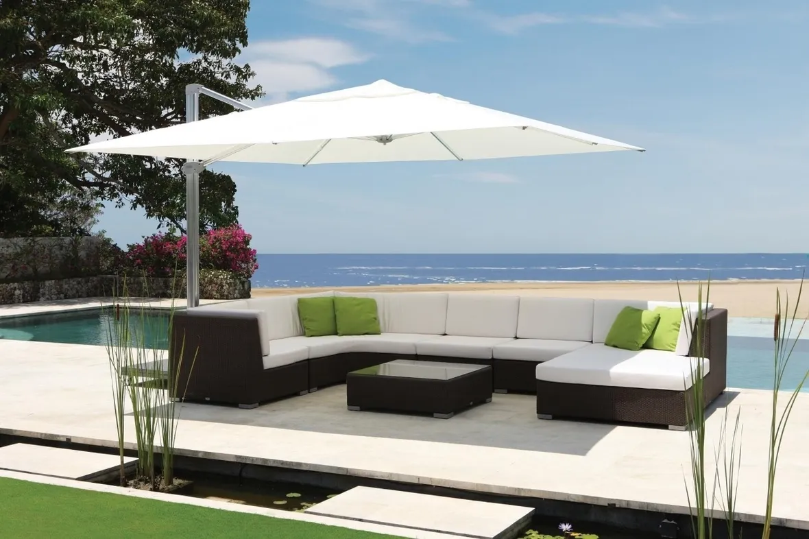 divano in rattan con ombrellone a bordo piscina