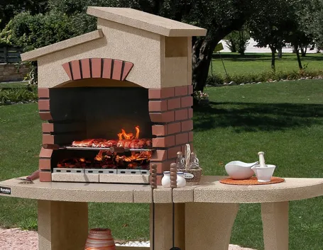 Un classico barbecue da giardino realizzato in muratura