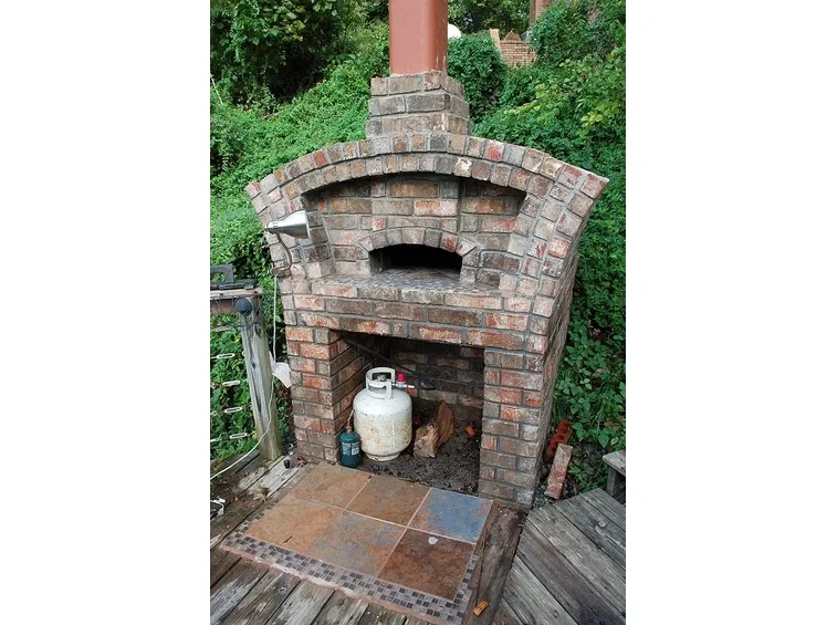 Un barbecue in muratura realizzato con mattoni refrattari
