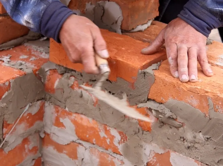 Alcuni materiali di cui avete bisogno: cazzuola e cemento