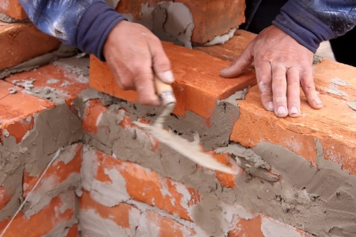 Alcuni materiali di cui avete bisogno: cazzuola e cemento