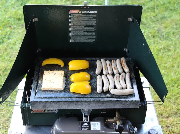 Il barbecue in pietra lavica campeggio