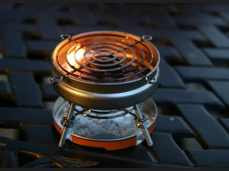 Barbecue ricavato da materiali di fortuna