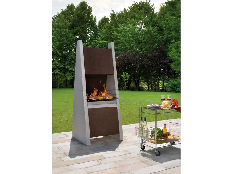 Barbecue in muratura dalla forma particolare.