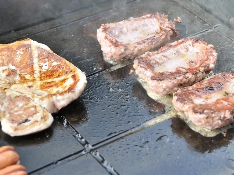 Pietra lavica sporca e annerita