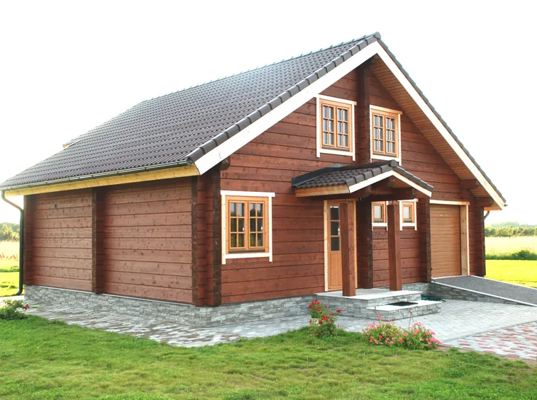 Una casa in legno da giardino per attrezzi