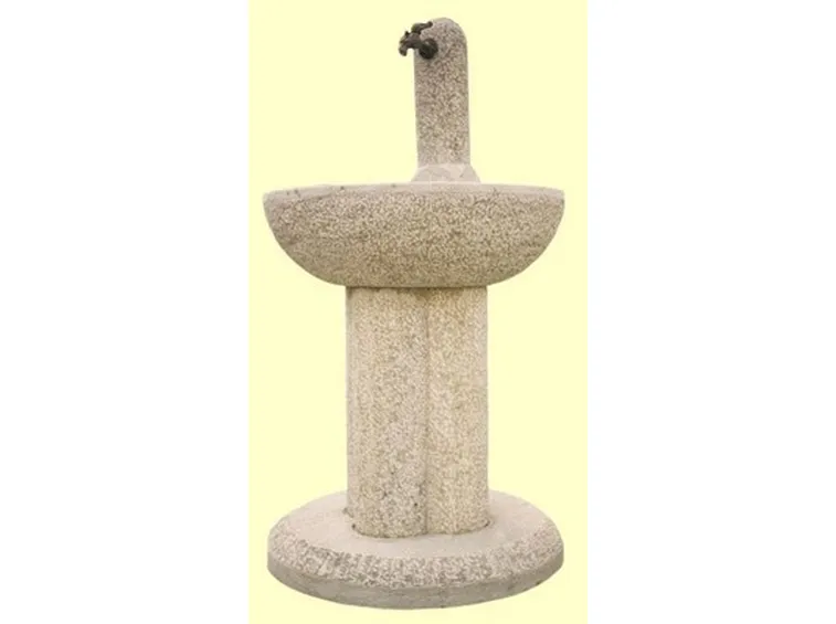 fontana standard in pietra