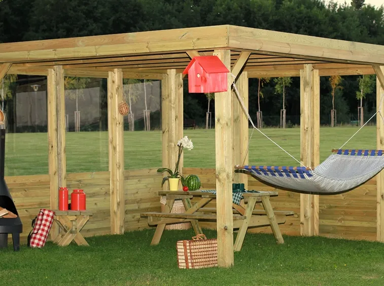 gazebo in legno con amaca