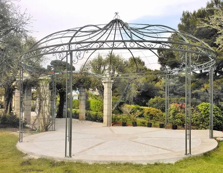 Un ampio gazebo in ferro