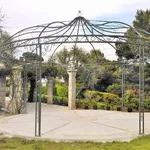 Un ampio gazebo in ferro