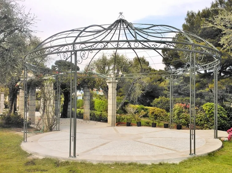 Un ampio gazebo in ferro