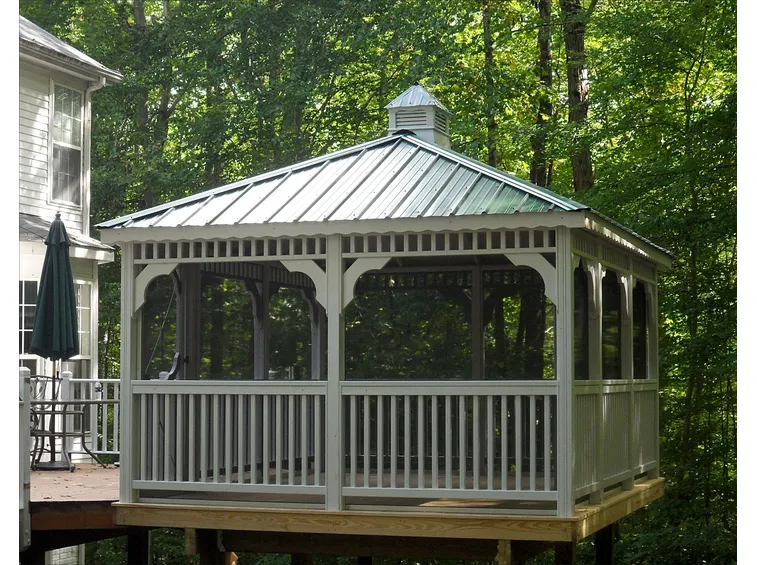 Un gazebo in ferro con ornamenti