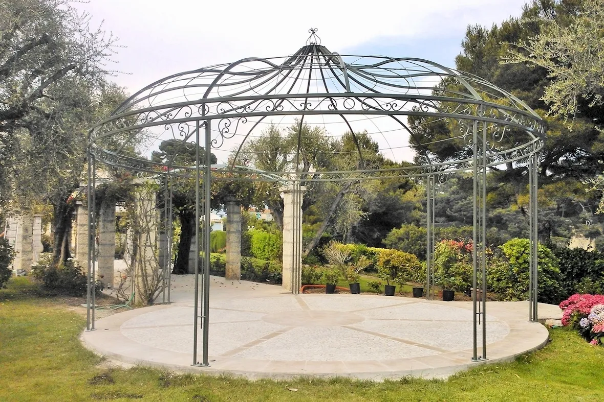 Un ampio gazebo in ferro
