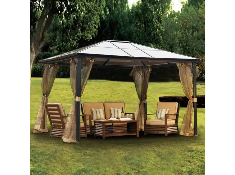 Salotto sotto il gazebo