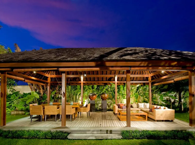 Gazebo grande in legno con divani