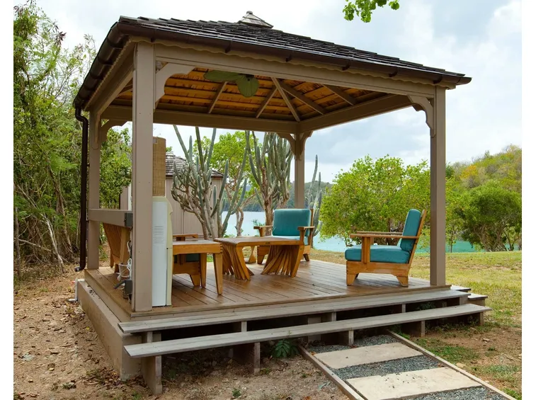 Elegantissimo gazebo di legno su piscina