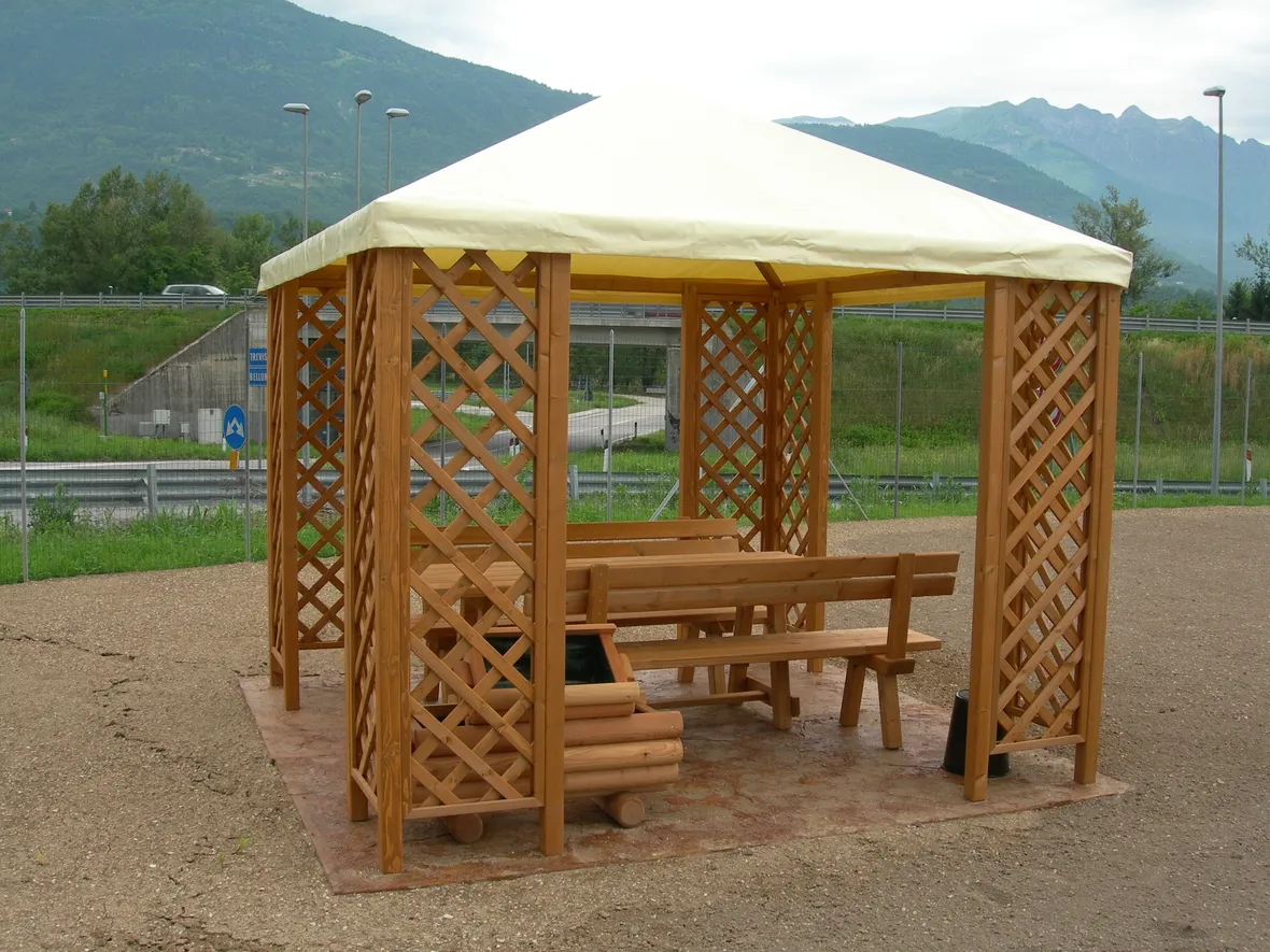 Un gazebo in legno semplice e di impatto