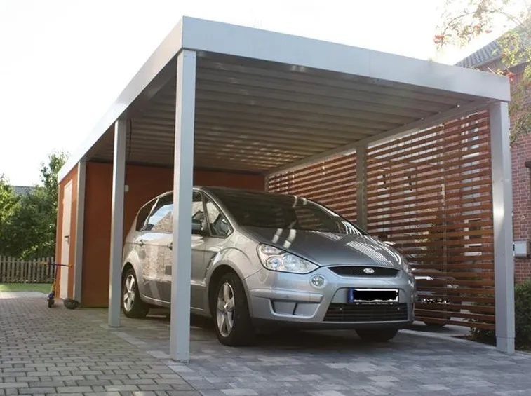 Gazebo per auto con una griglia di legno da un lato