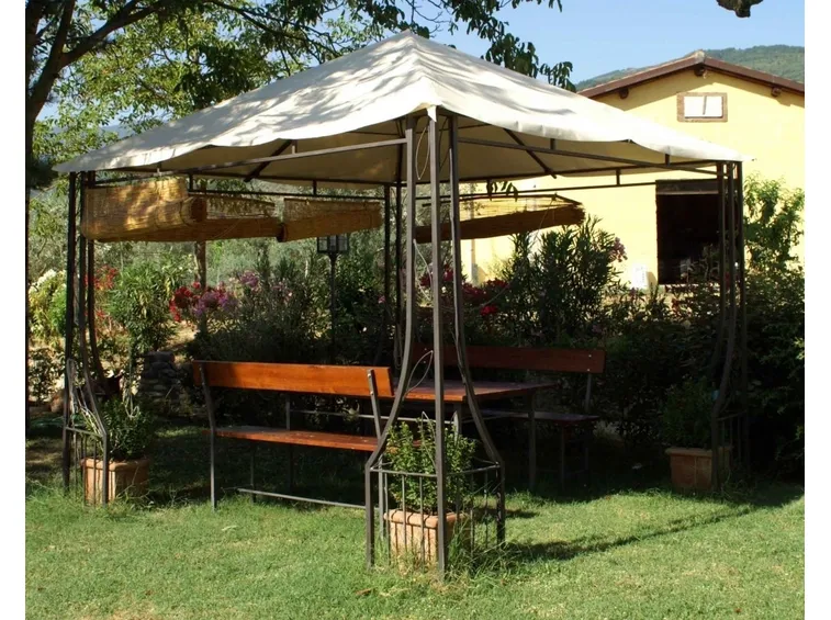 Tipico gazebo in ferro battuto