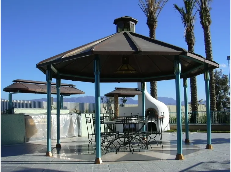 Gazebo con copertura rigida