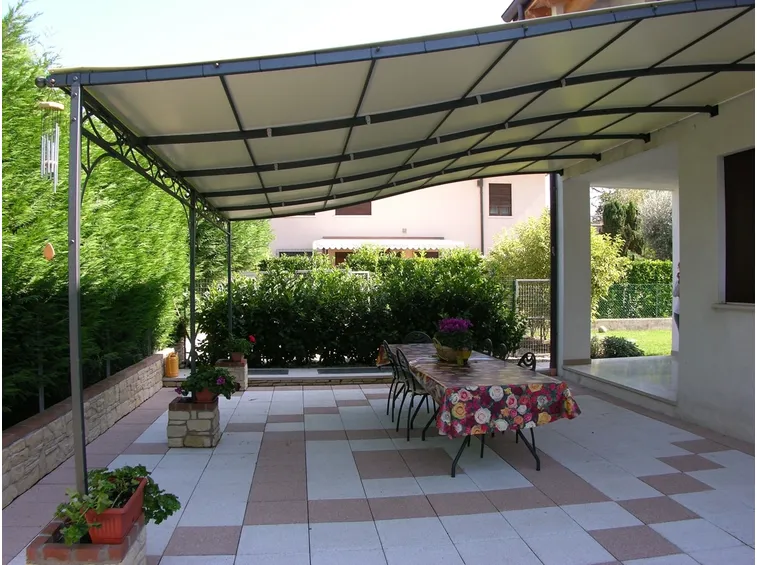 Gazebo di tipo addossato