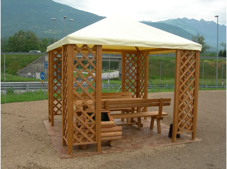 Gazebo in legno con copertura in tela