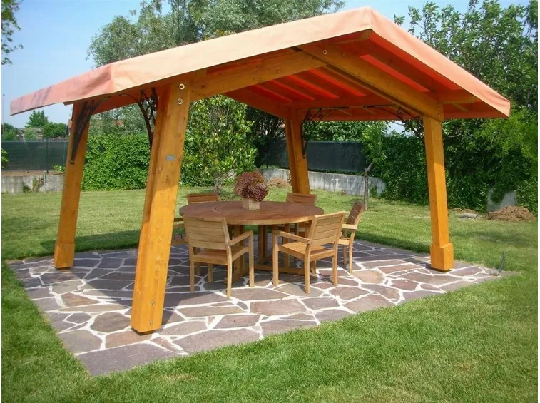 Gazebo in legno con tetto spiovente