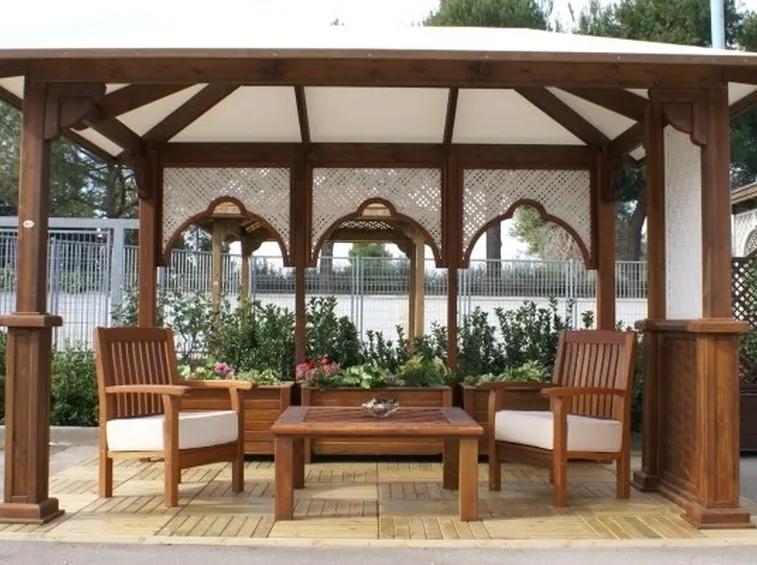 Gazebo in legno arredato