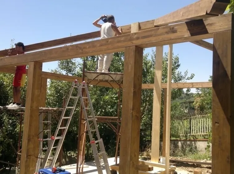 Ampio gazebo in fase di montaggio