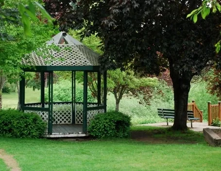 gazebo in metallo nel verde
