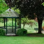 gazebo in metallo nel verde
