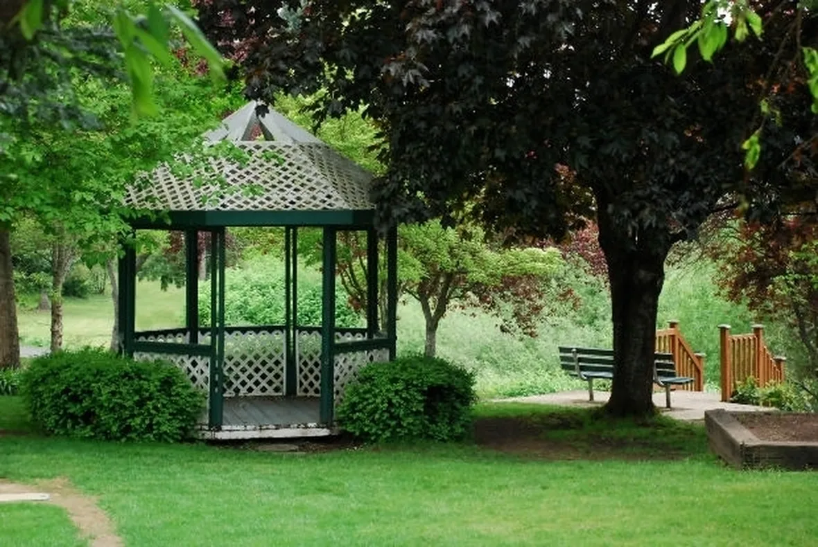 gazebo in metallo nel verde