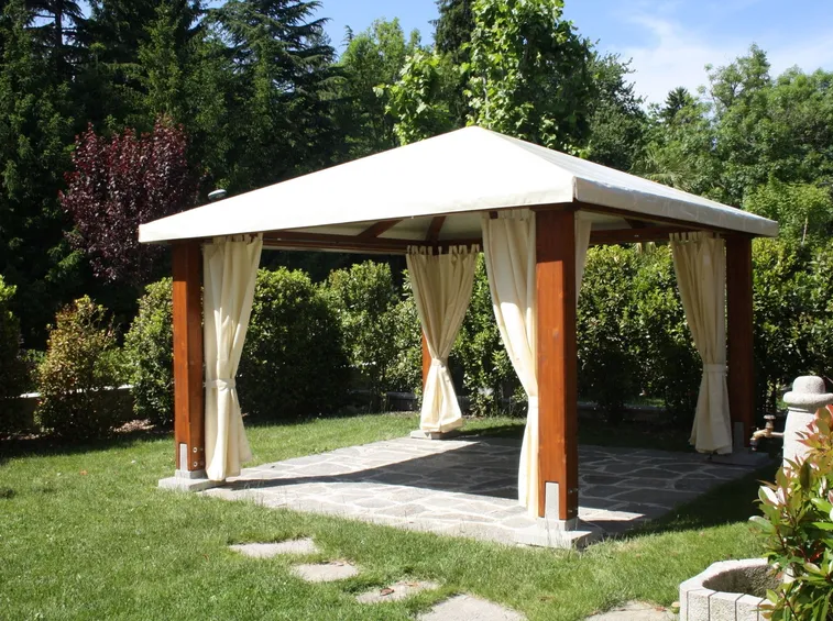Gazebo in legno con tessuti bianchi