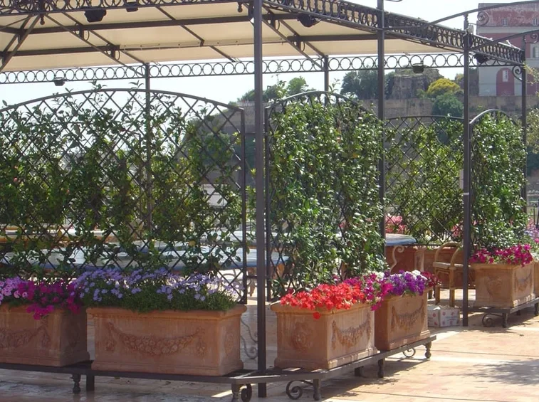 Gazebo in ferro allestito con fioriere laterali
