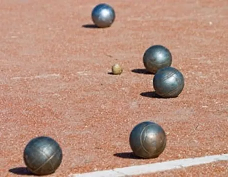 gioco delle bocce in esterno