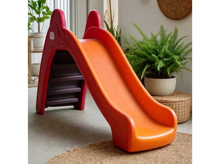 Un esempio di scivolo in plastica.